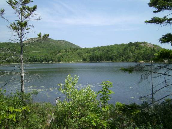 Delicioso lago no alto da trilha Beehive, no Acadia National Park, no Maine, nos Estados Unidos